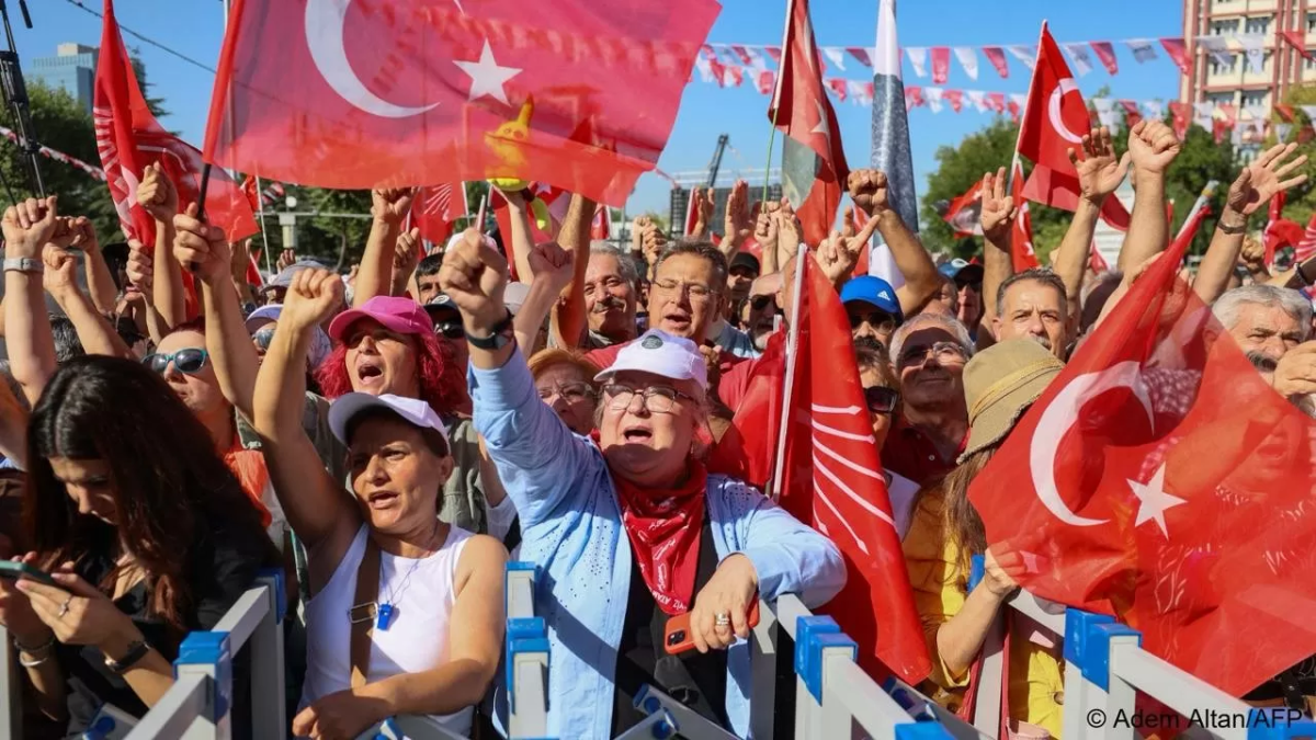 Анкарада оппозицияның митингіне кемінде 50 мың адам жиналды