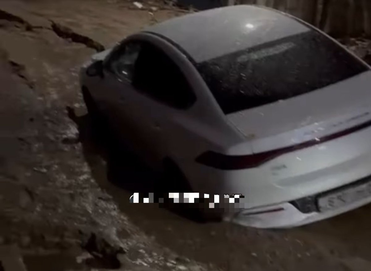 Алматыда жаңбыр салдарынан жол опырылып, 13 көлік бүлінген