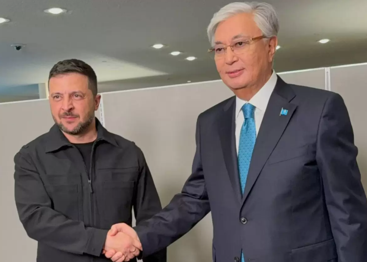 Ағылшынша әңгімелесті: Тоқаев Зеленскиймен кездесті