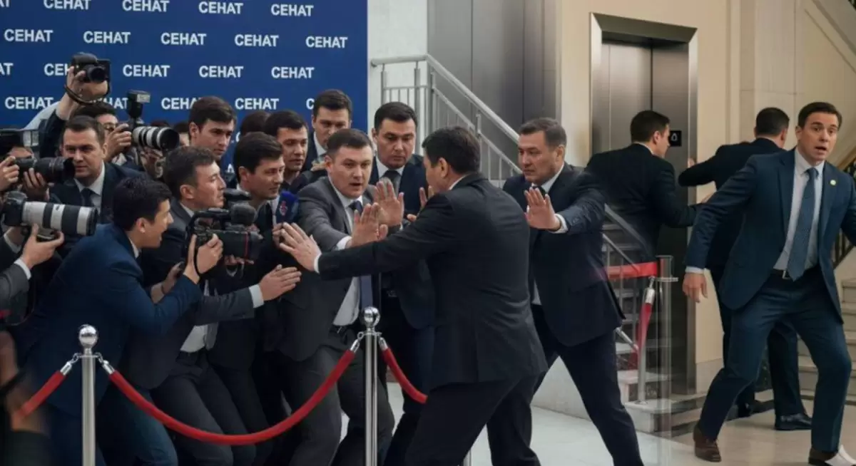 Баннерлік демократия немесе сенат журналистерді қалай "қоршауға" алды