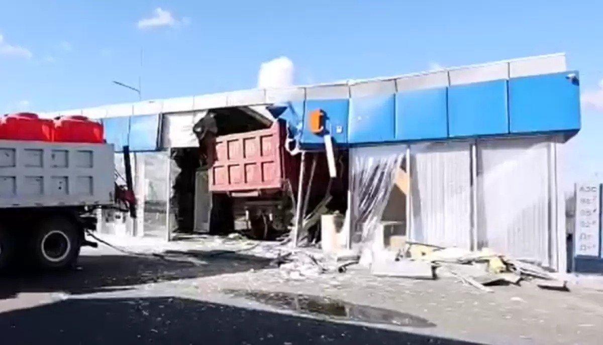 Қостанай облысында жүк көлігі жанармай бекетінің павильонына соғылды