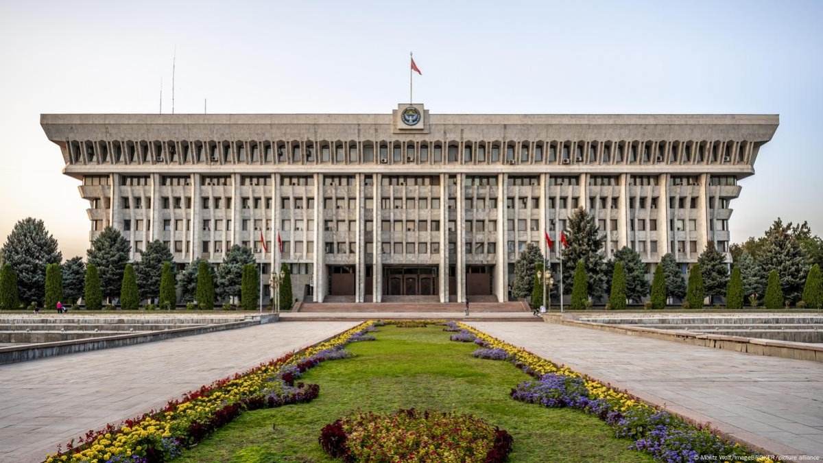 Қырғызстанда мерзімінен бұрын болатын парламент сайлауы қашан өтетіні белгілі болды