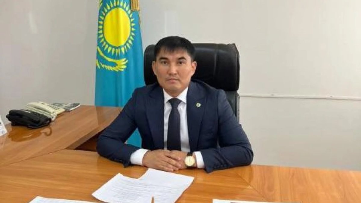 Көңілдесін соққыға жықты деп айыпталған Қандыағаш әкіміне айыппұл салынуы мүмкін