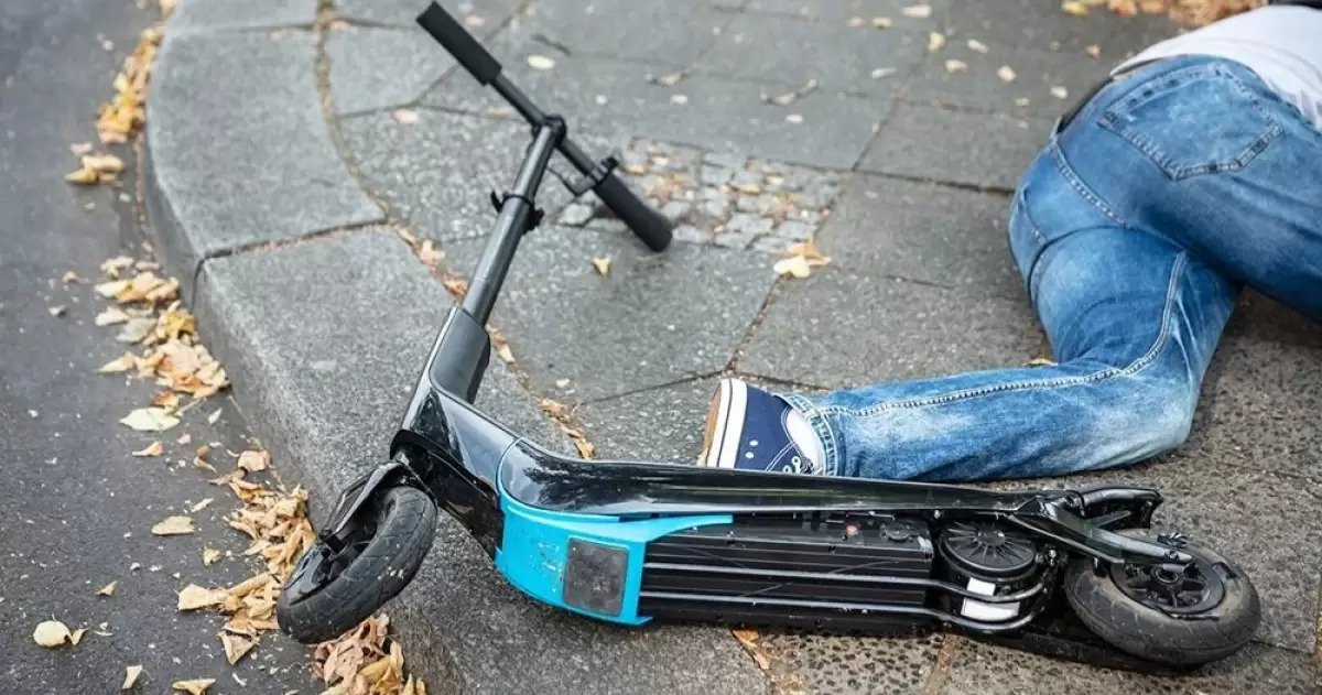 Алматыда самокат мінген адам қызды қағып, оқиға орнынан қашып кетті
