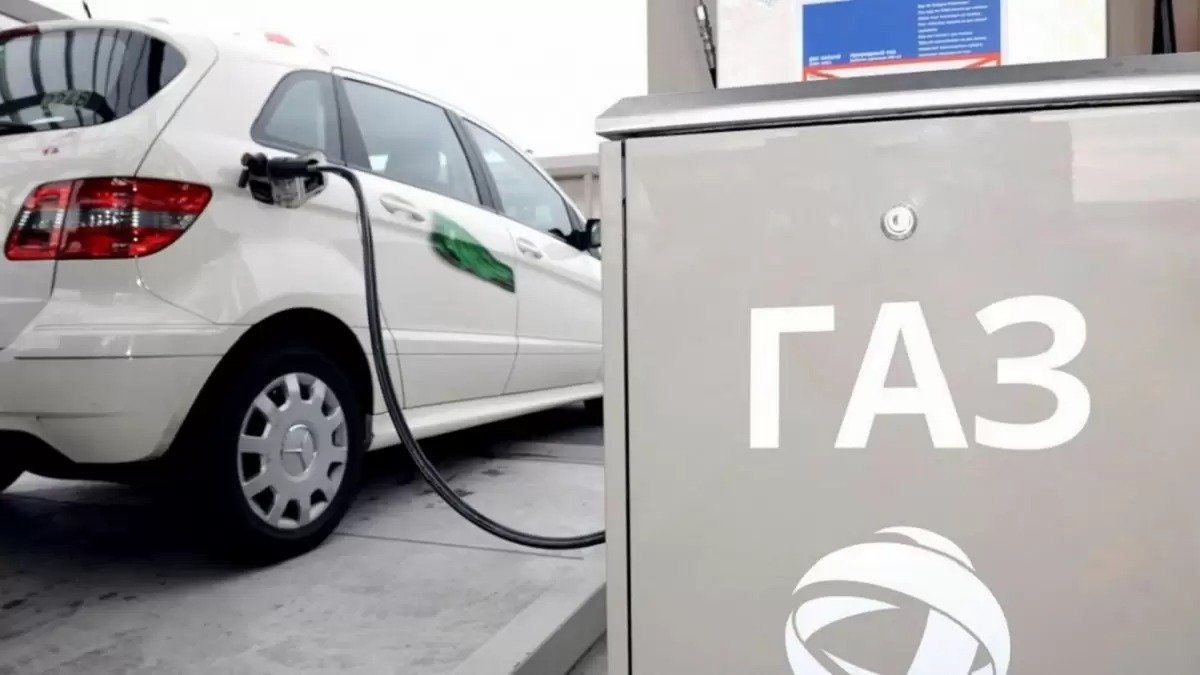 Тағы да тапшылық па? Ақтауда жүргізушілер газ үшін сағаттап кезекте тұр