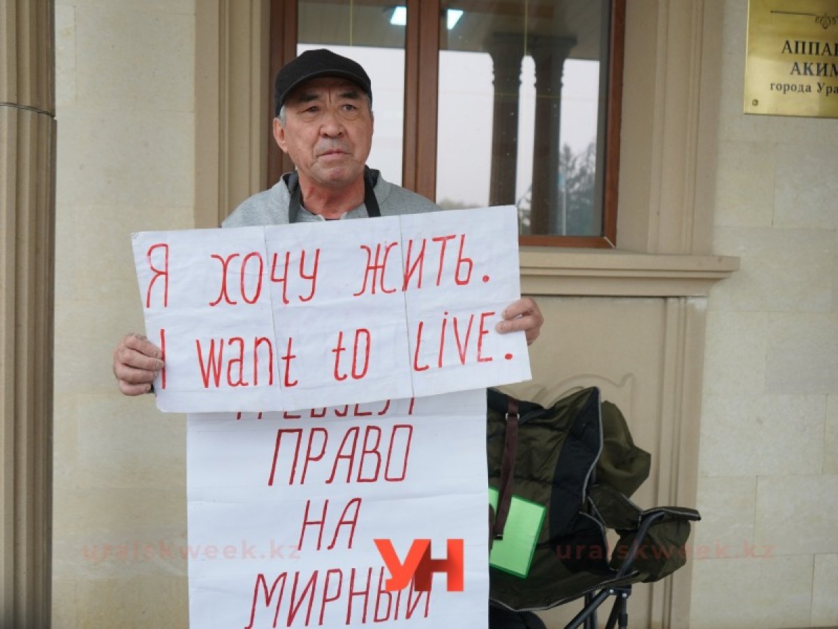 Оралда әкімдік алдында аштық жариялаған белсендіні полиция ұстап әкетті