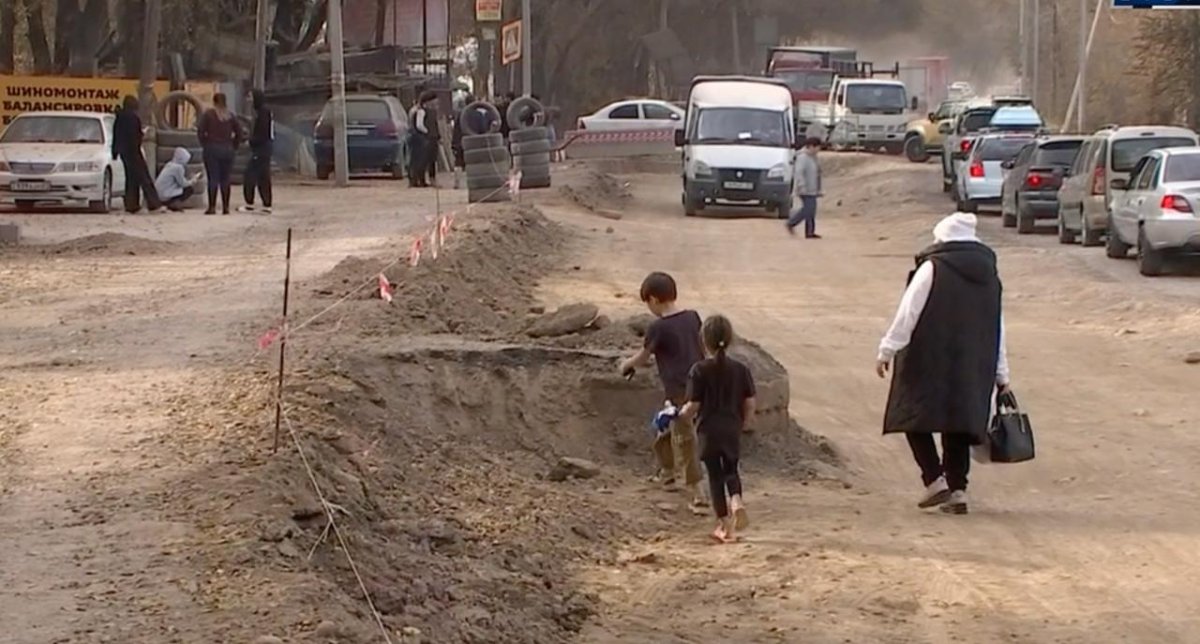 Алматыдағы ықшамауданда мердігер бастаған жұмысын аяқтамай кеткен