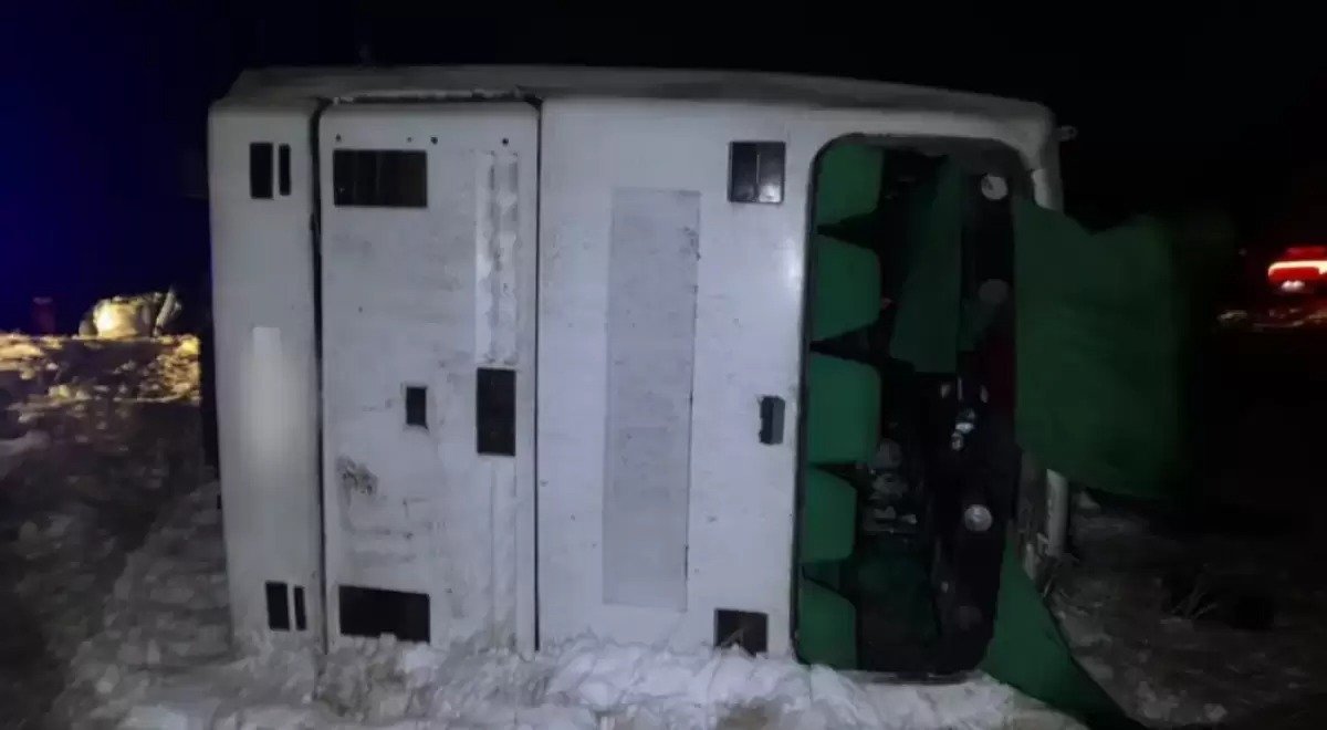 Павлодар облысында автобус аударылды: қаза тапқандар мен зардап шеккендер бар