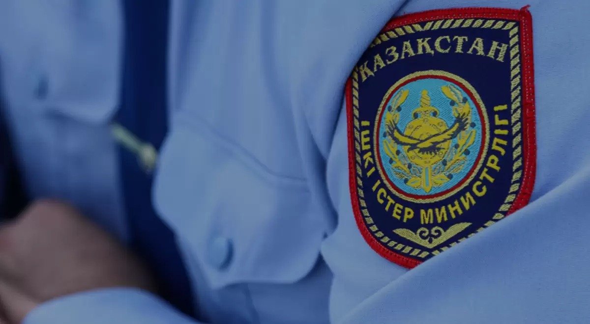 Алматыда жол қозғалысын реттеп тұрған полицейді көлік қағып кетті