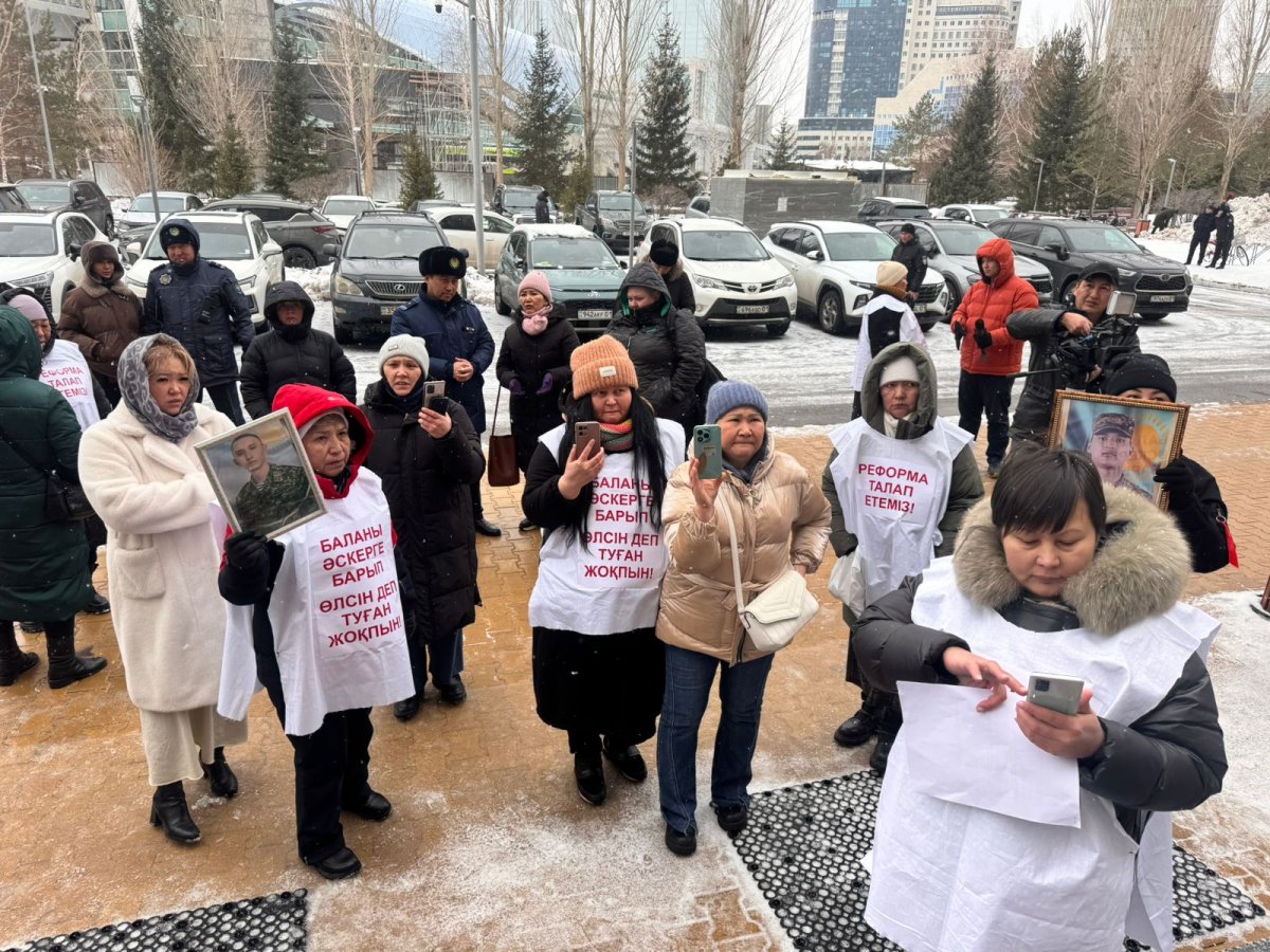 Әскерде қаза тапқан сарбаздардың аналары митингіге шықты
