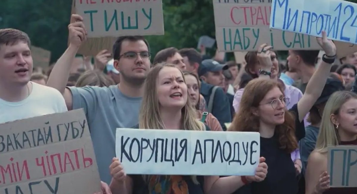 Зеленскийдің жақын серігі тінту алдында елден қашып кеткен