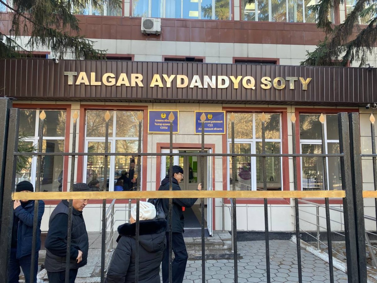 Қасымбаев әйнекті сындырды: сот залында журналистерді шығарып жіберді