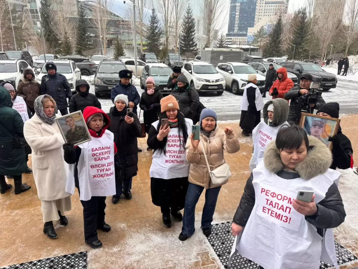 Асылов митингіге шыққан сарбаздардың аналарымен кездесуге уәде берді