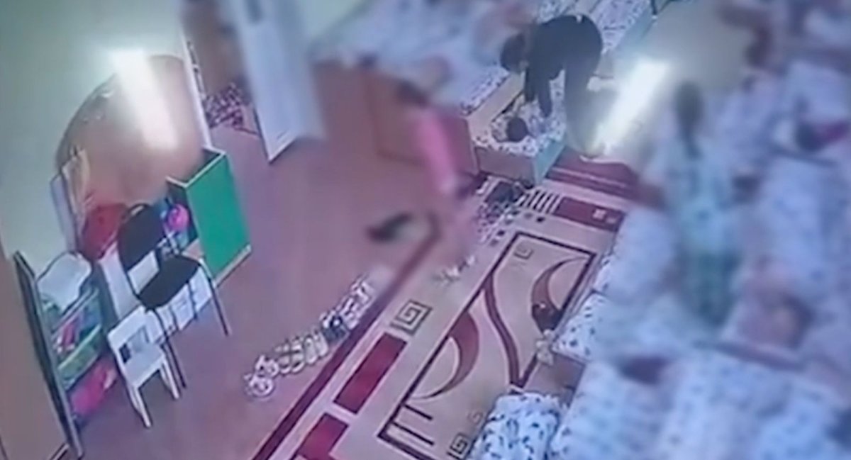 Семейде балабақша тәрбиешісі ерекше баланы көрпемен басып ұйықтатқан