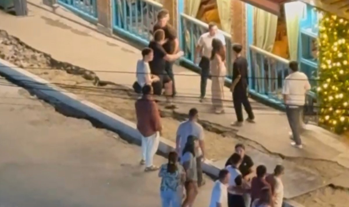 Алматыда тұрғындар кәуапханадан шыққан түтін мен шуға шағымданды