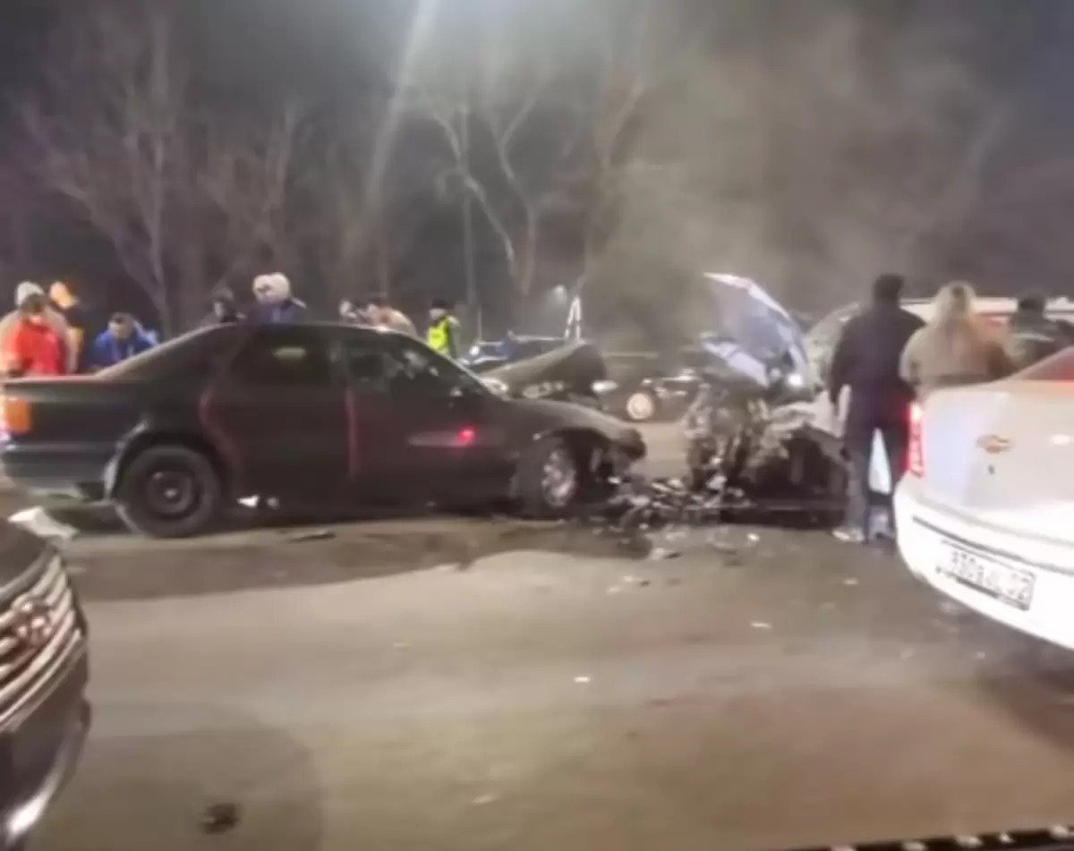 Алматыдағы ірі жол апаты: көпірде төрт көлік соқтығысты