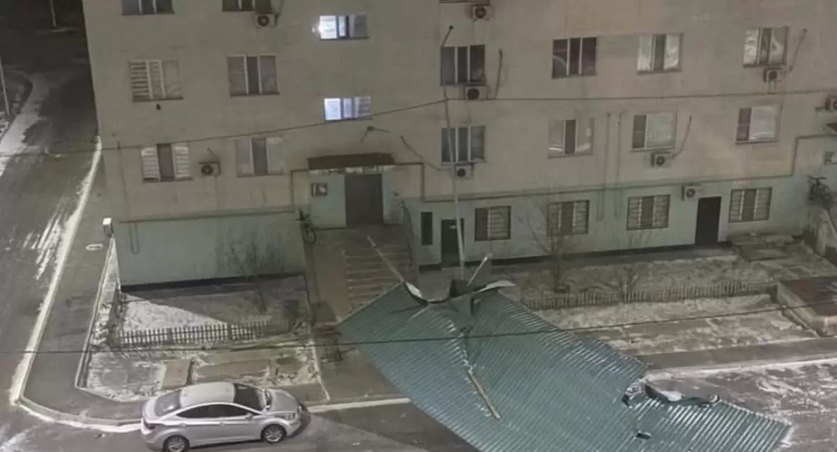 Атырауда екпіні күшті жел шатырларды ұшырып әкетті