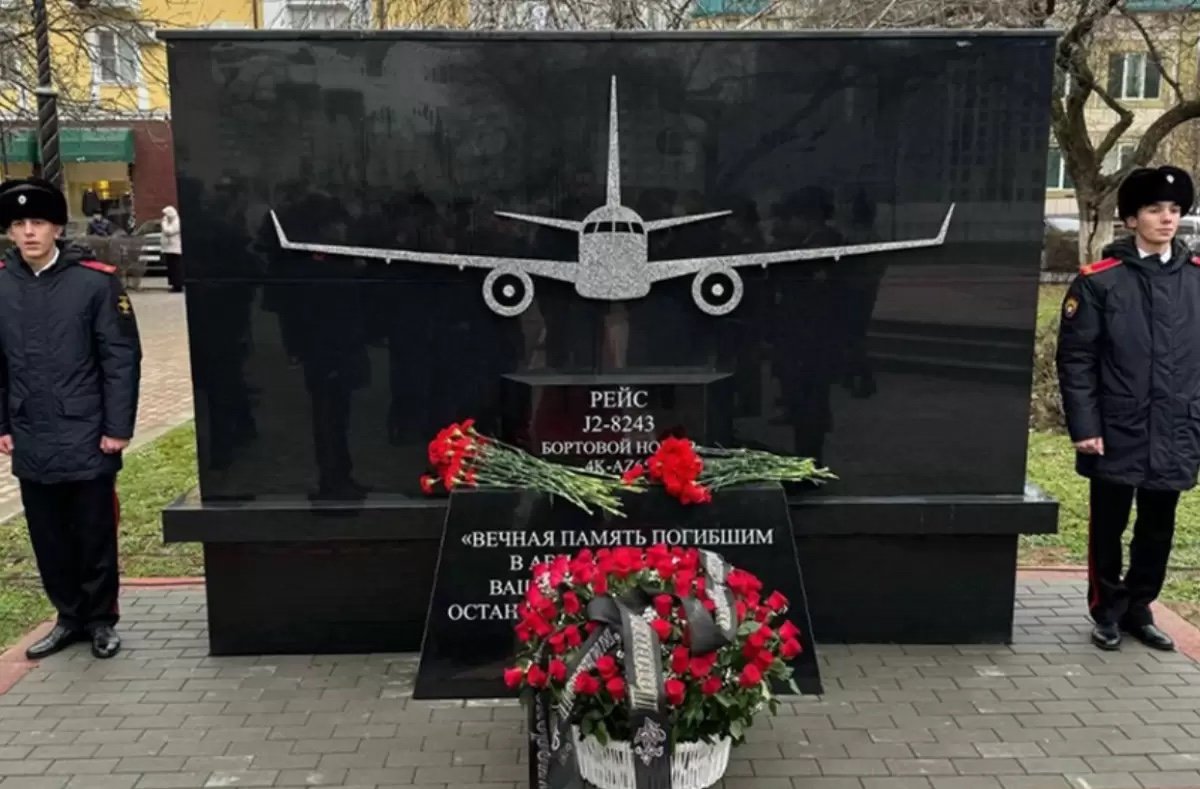 Грозныйда Ақтау маңында апатқа ұшыраған AZAL ұшағының құрбандарына арналған мемориал ашылды