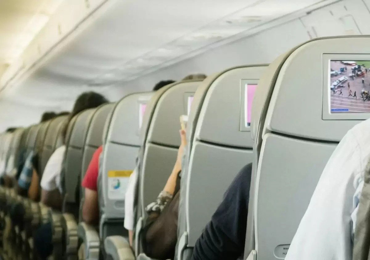 Ұшақта бортсерікке шабуыл жасаған жолаушыға сот үкімі шықты