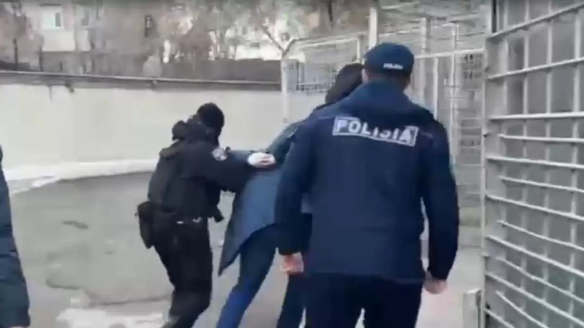 Шымкентте 21 жастағы қызды көшеде пышақтаған күдікті ұсталды