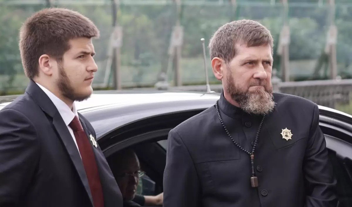 Рамзан Қадыровтың ұлы Грозныйда жол апатына түсіп, ауруханаға жеткізілді – БАҚ