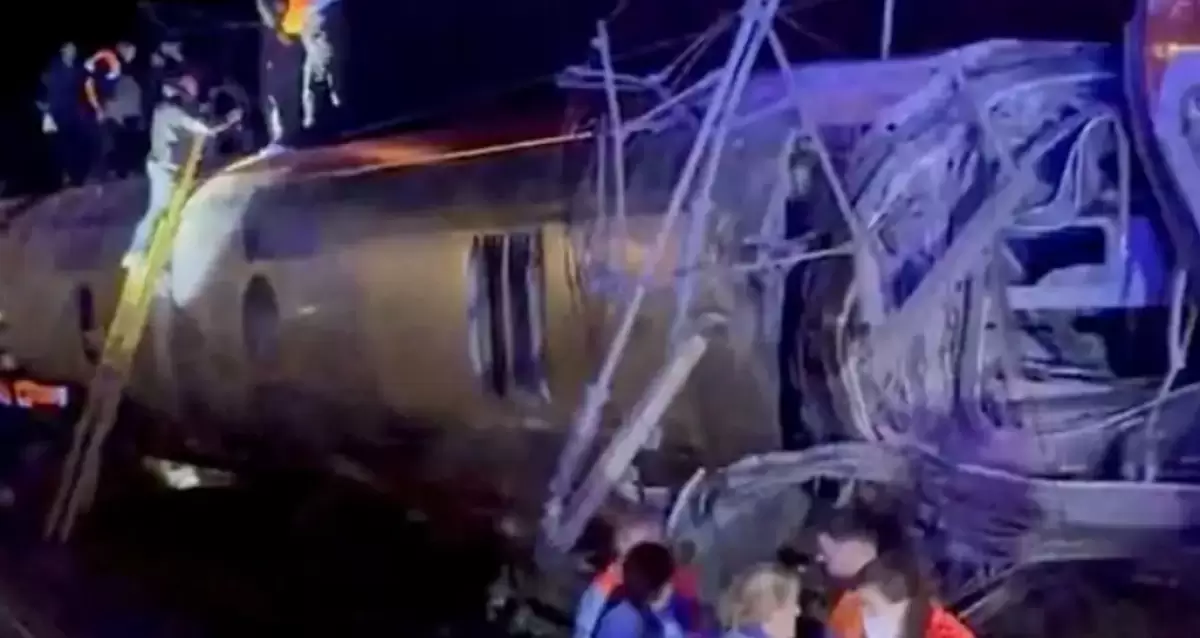 Испанияда екі пойыз соқтығысып, 21 адам қаза тапты