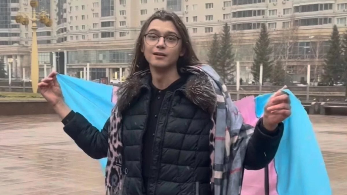 «ЛГБТ пропагандасына тыйым салу» туралы заңға қарсы шыққан белсендіге айыппұл салынды