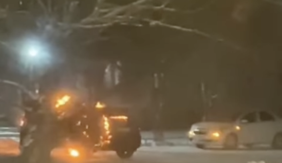 Семейде қария екі полиция көлігін өртеп жіберген