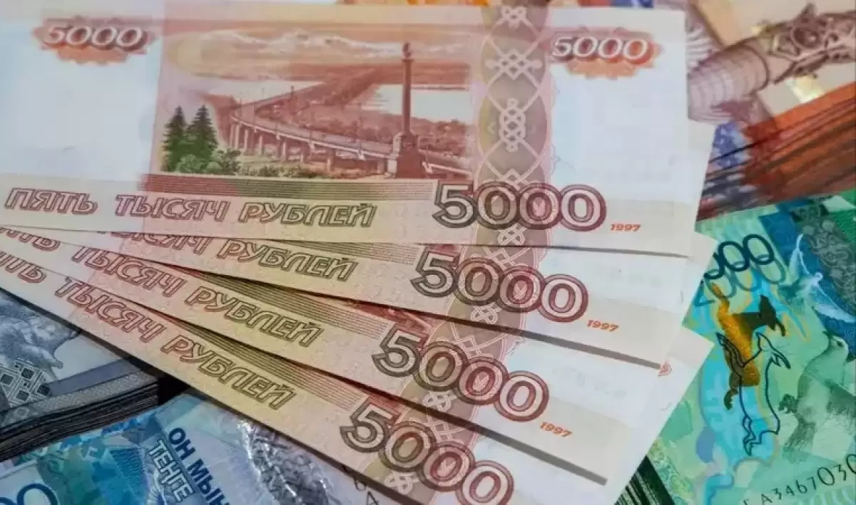 Теңге рубльден "жеңіліп" жатыр: сарапшы ресейлік валютаның болашағы туралы айтты