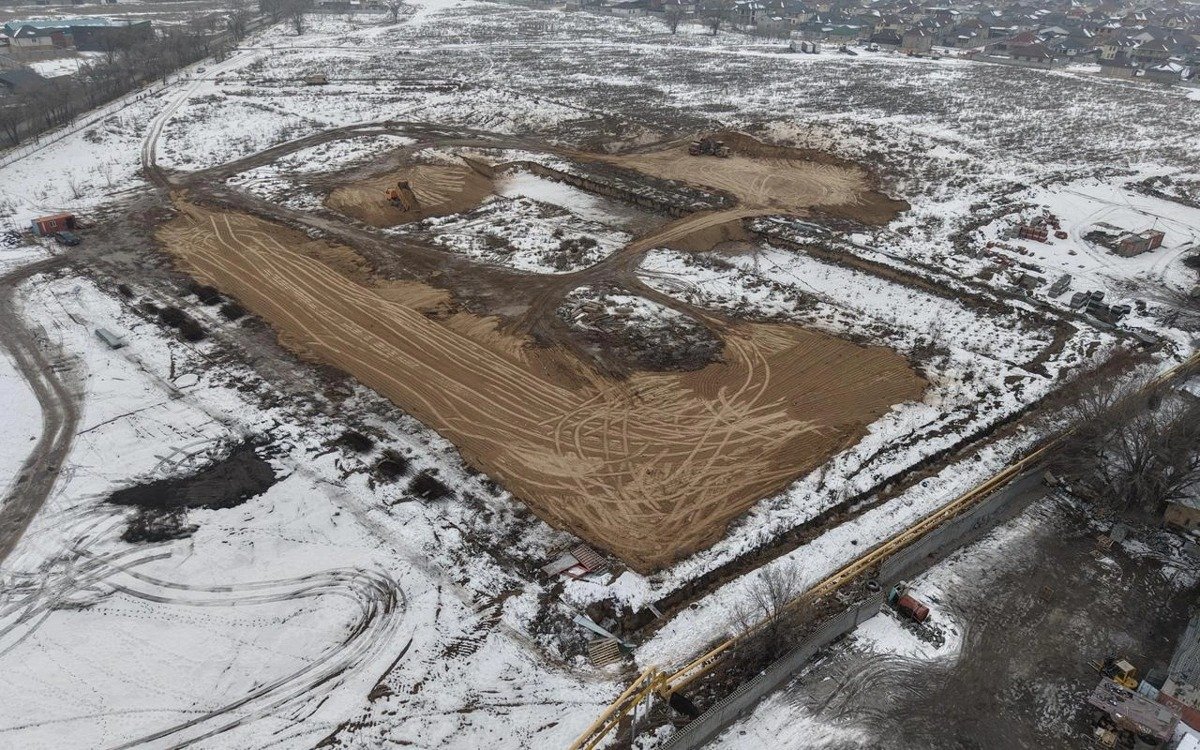 Алматыда заңсыз салынған тұрғын үй кешені бұзыла басталды