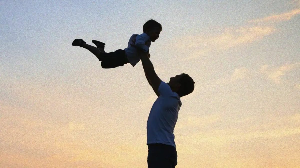 Енді әкенің декреттегі уақыты еңбек өтіліне есептеледі: Мәжіліс заң жобасын мақұлдады