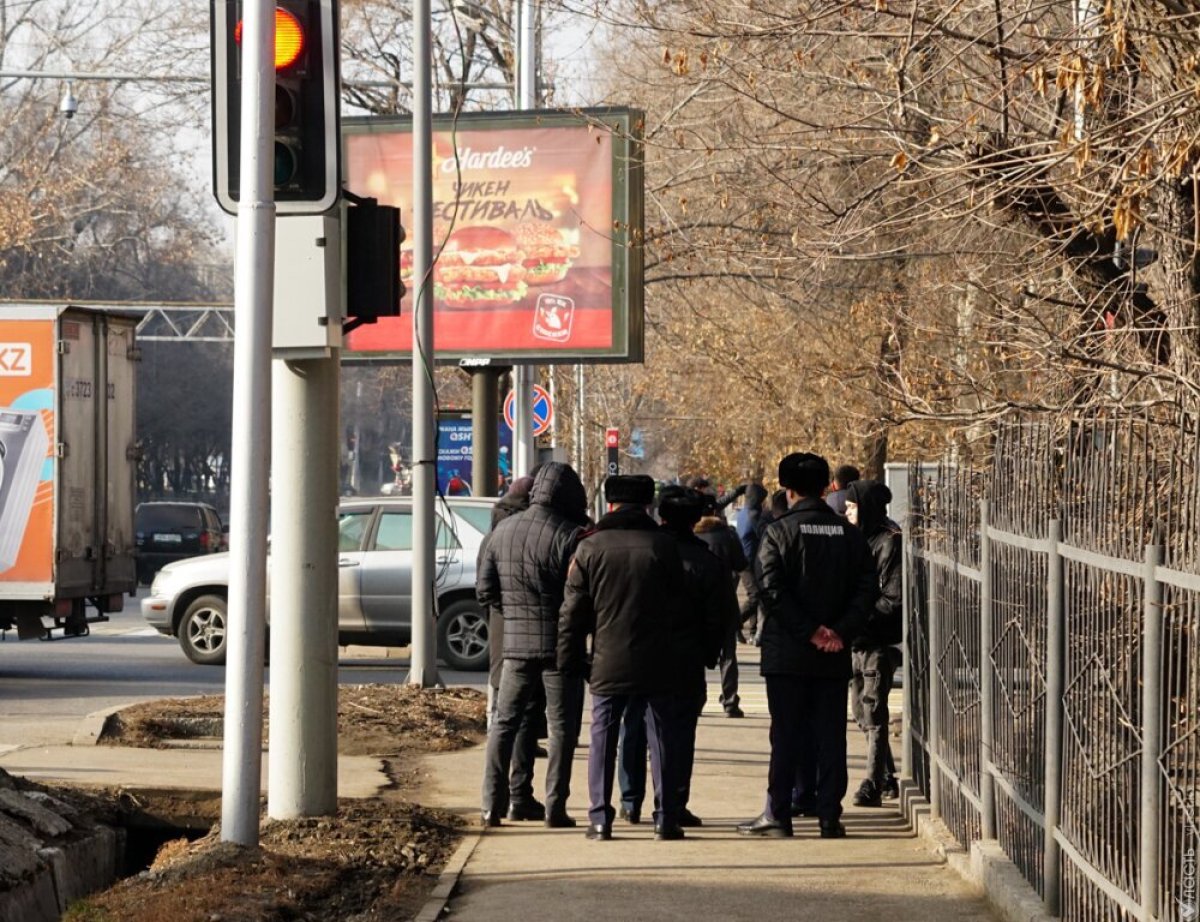 Жаңа Конституция жобасына қатысты пікір айтқан журналистердің үйіне полиция келген
