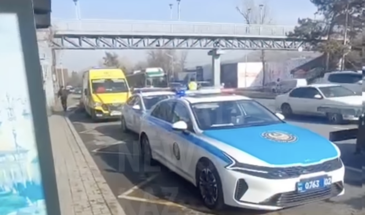 Алматыда жүргізушінің жолда жүрегі тоқтап, бес көлік апатқа ұшырады