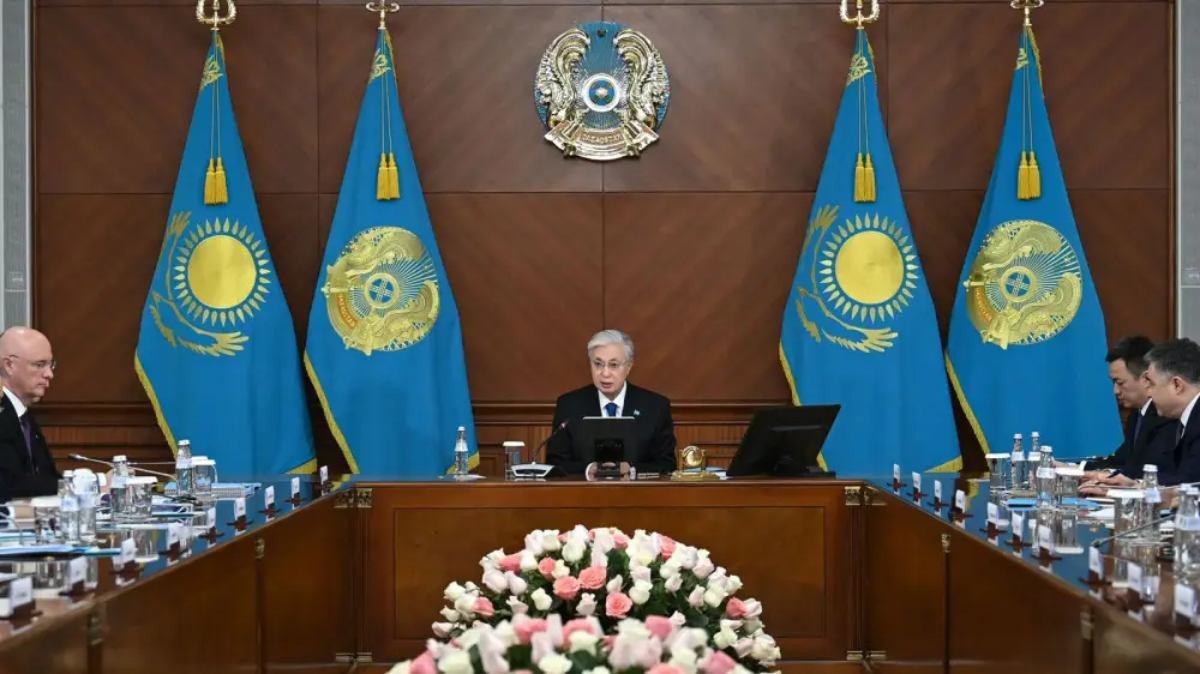 "Қазір қорқыныштан қалтырап отыратын емес, нақты жұмыс істейтін заман": Президент шенеуніктерді сынға алды