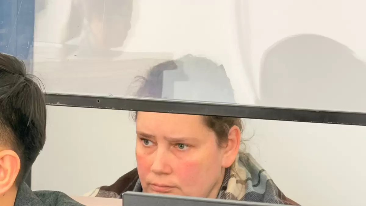 "Өзімді қорғадым". Ақтөбеде күйеуін пышақтап өлтірген әйел сотқа тартылды