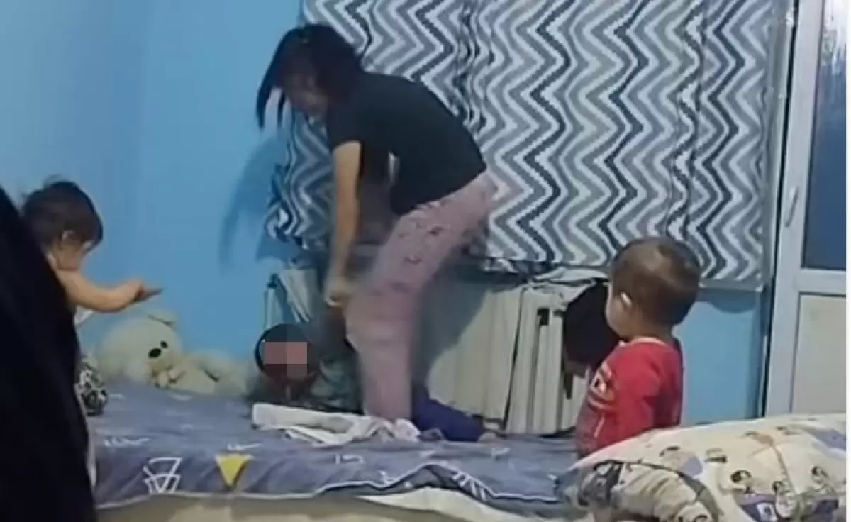 Жаркентте баласын батареяға байлап ұрған әйел жазадан құтылып кетті