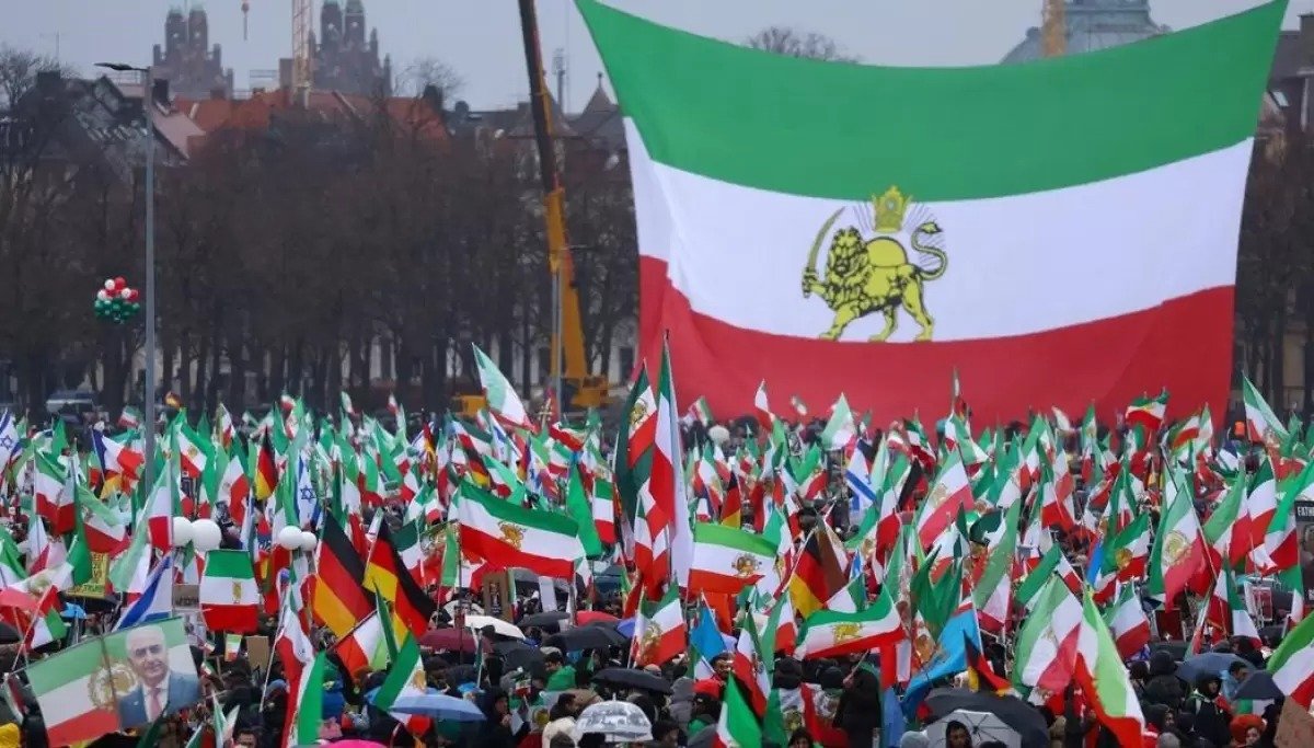 Иран студенттері қайта көшеге шықты