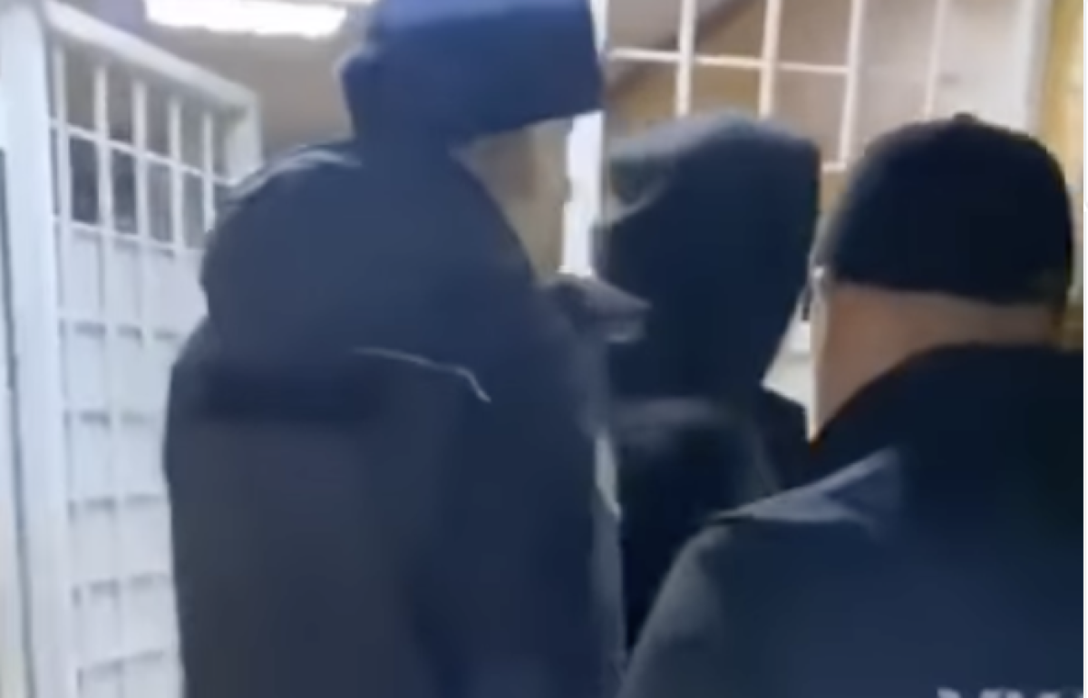 Атырауда екі трансвестит ВИЧ-ті әдейі жұқтырумен айналысқан