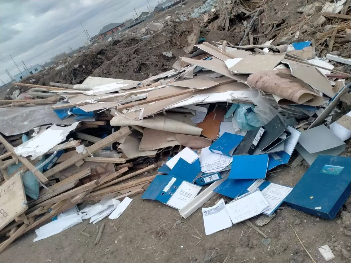 Атырауда қоқыс арасында адамдардың жеке деректері бар құжаттар шашылып жатыр