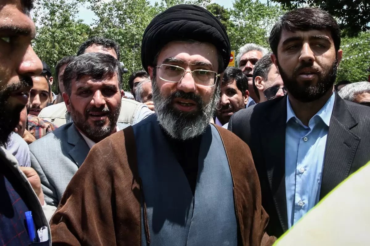 Әли Хаменеидің ұлы Иранның жаңа жоғары көшбасшысы болып сайланды