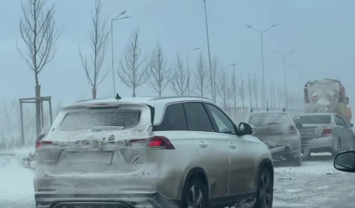 Астанада боран салдарынан үш көлік соқтығысты