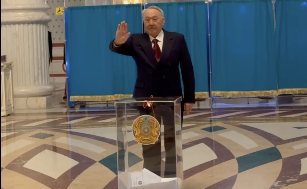 Назарбаев референдумда журналистердің сұрағын елемей кетіп қалды