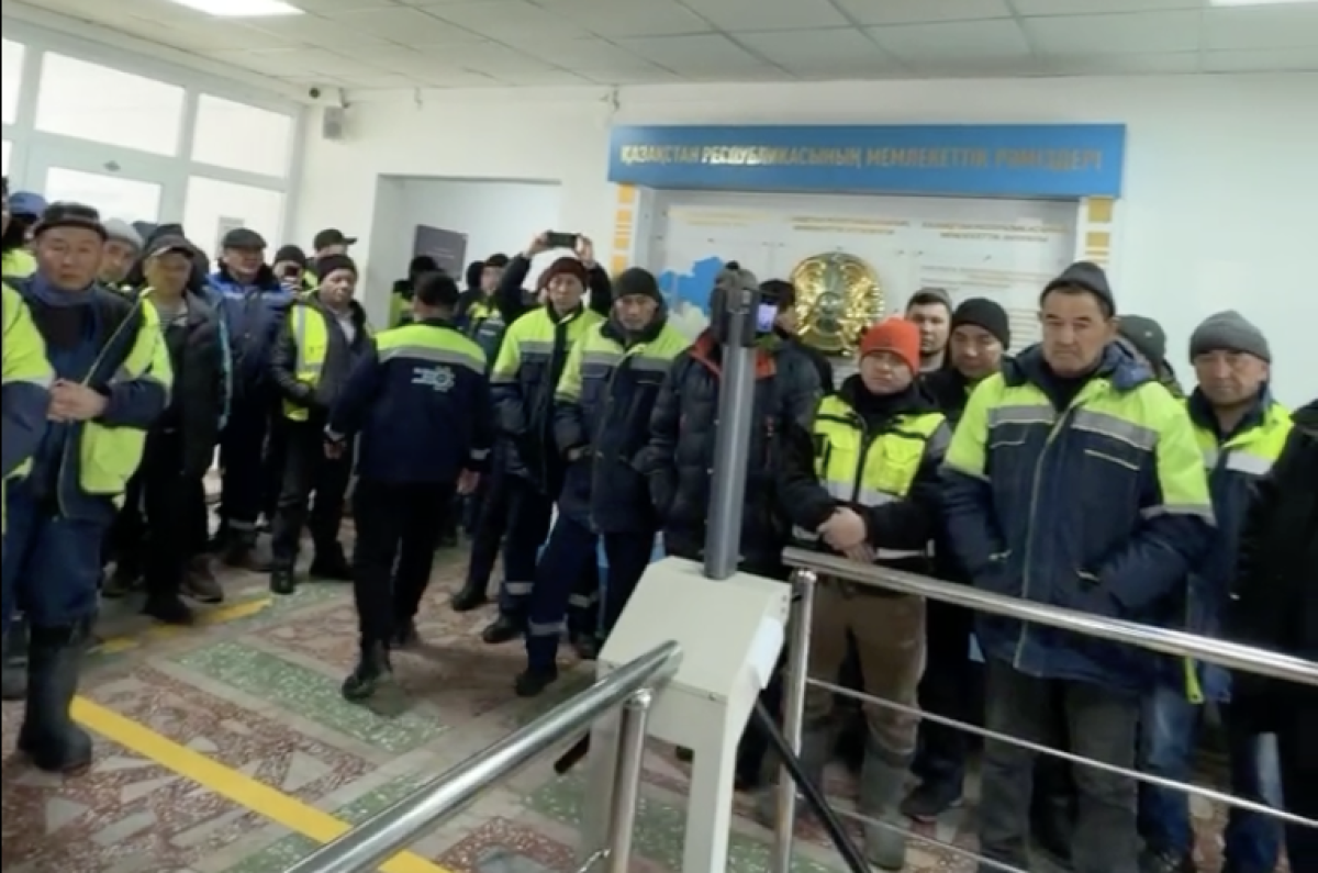 Жалақы аз, қысым көп: Астанада тазалық қызметкерлері ереуілге шықты