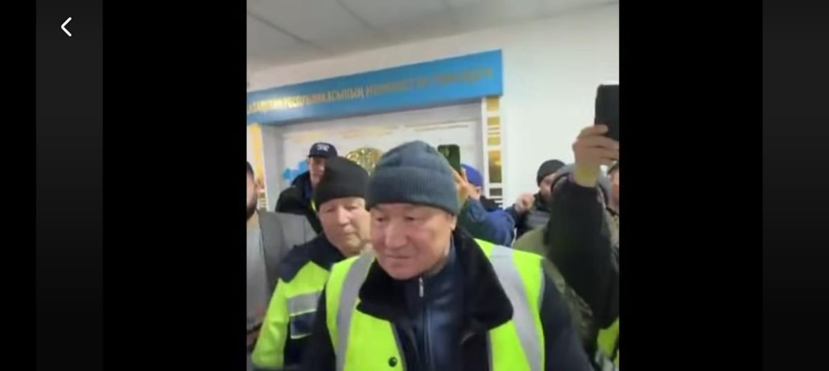 Астанада ереуілге шыққан "Elorda Eco System" қызметкерлерін полиция ұстап әкеткен