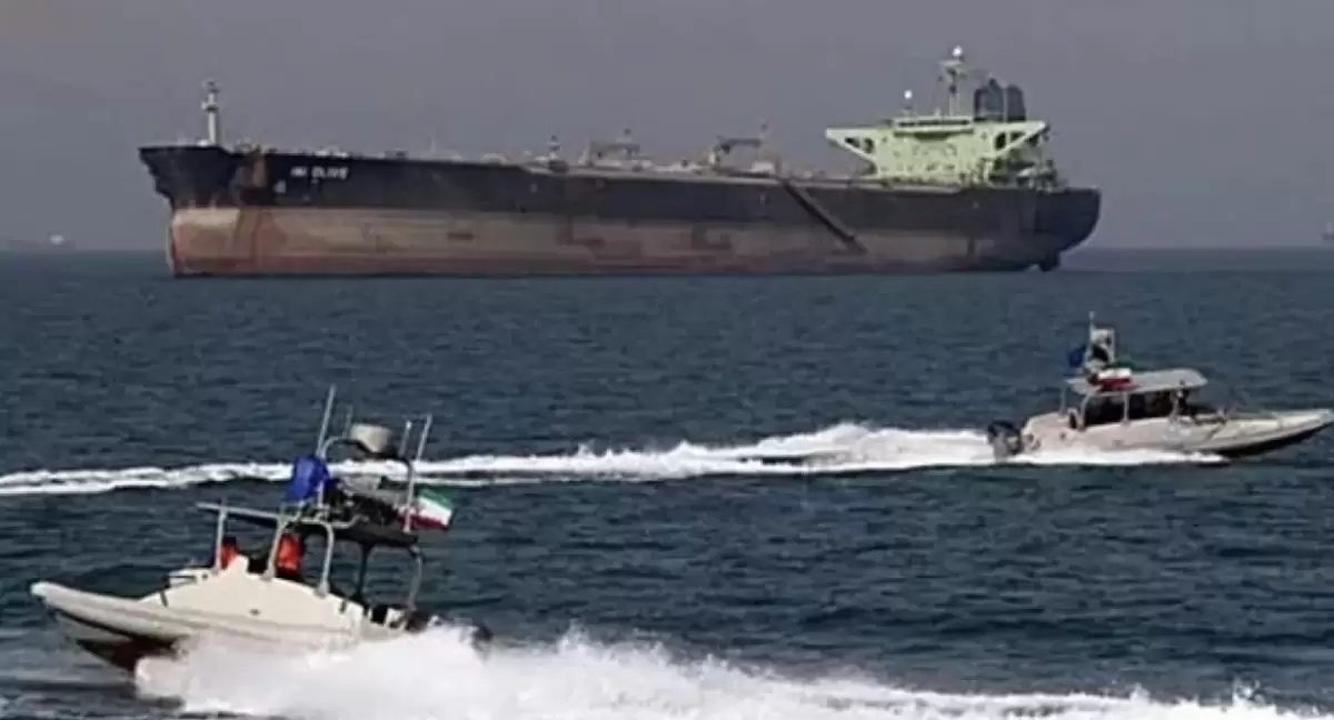 Иран Ормуз бұғазы арқылы кемелерді өткізе бастады