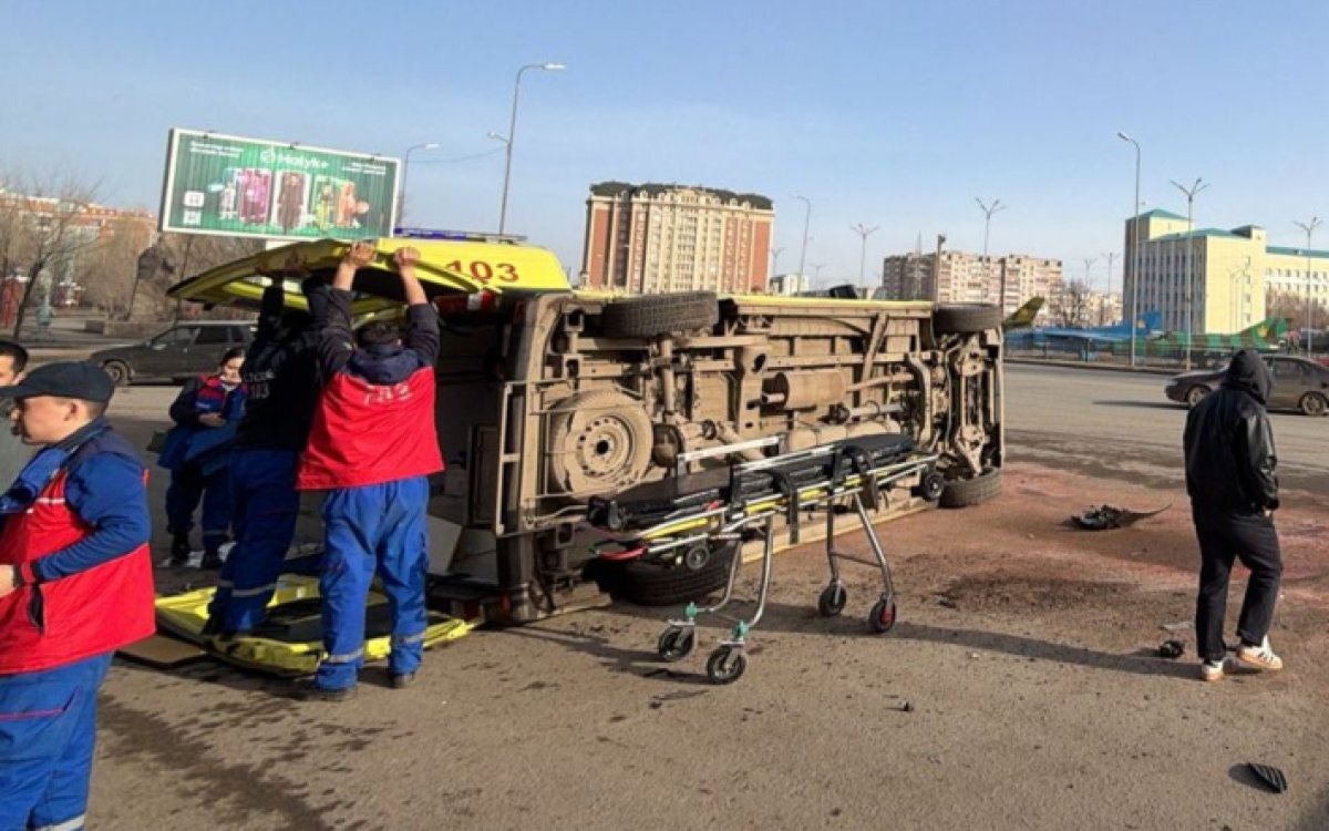 Ақтөбеде жүкті әйелді алып бара жатқан жедел жәрдем көлігі аударылып қалды