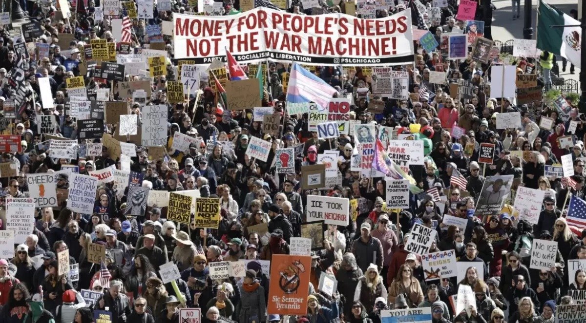 "No Kings": АҚШ-тың бірнеше қаласында Трампқа қарсы наразылықтар өтті