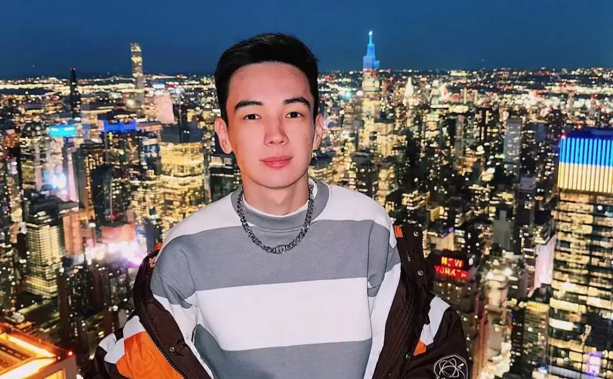 Жанәбіловтердің сотына блогер Дархан Жолшыбеков келді