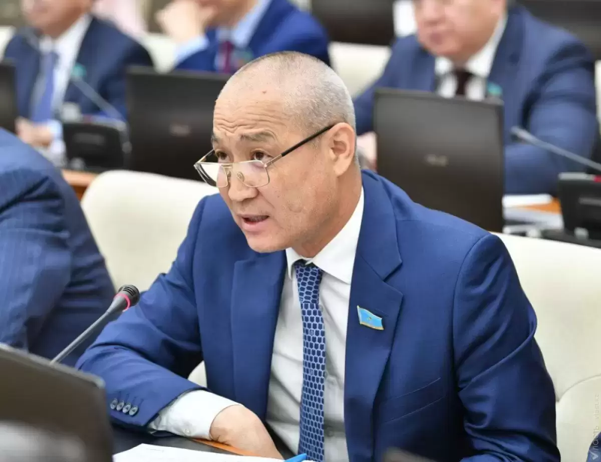 ЛГБТ дауына қалған депутат Жаңбыршинге сот шешімі шықты