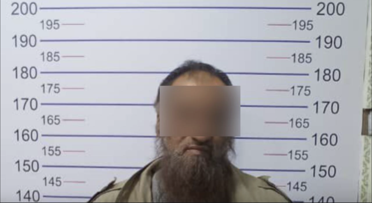 Қырғызстанда ер адам балаларға ине салынған кәмпит таратқан